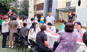 粽香里的健康礼 | 成都西区医院把健康咨询台搬进了英菲尔幼儿园的端午游园会